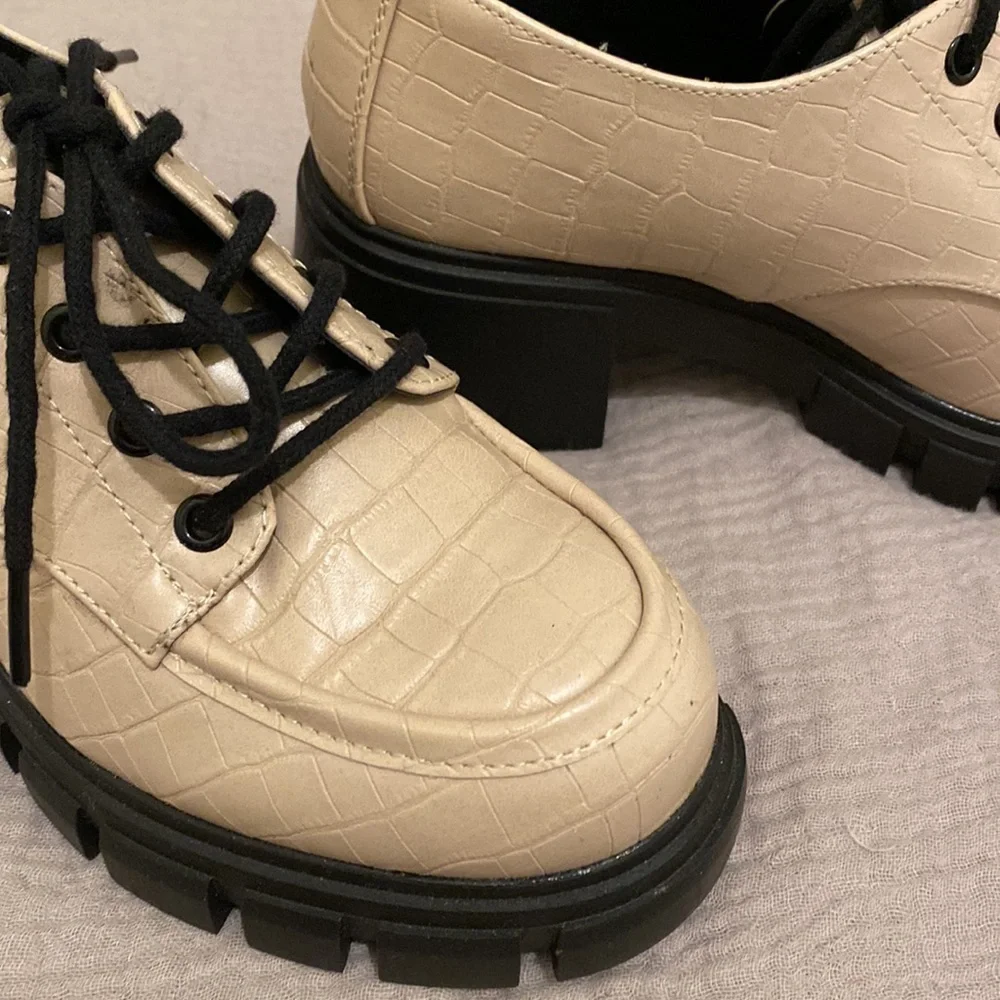 DIRTY LAUNDRY PLATFORM SHOES . Size 7 . New